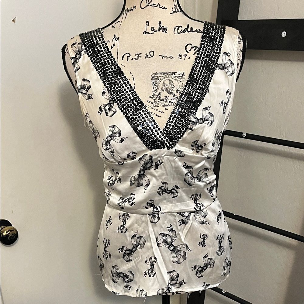 Bebe Y2K Silk Blend White Black Sequin Bow Design V-Neck Top Feminine Coquette